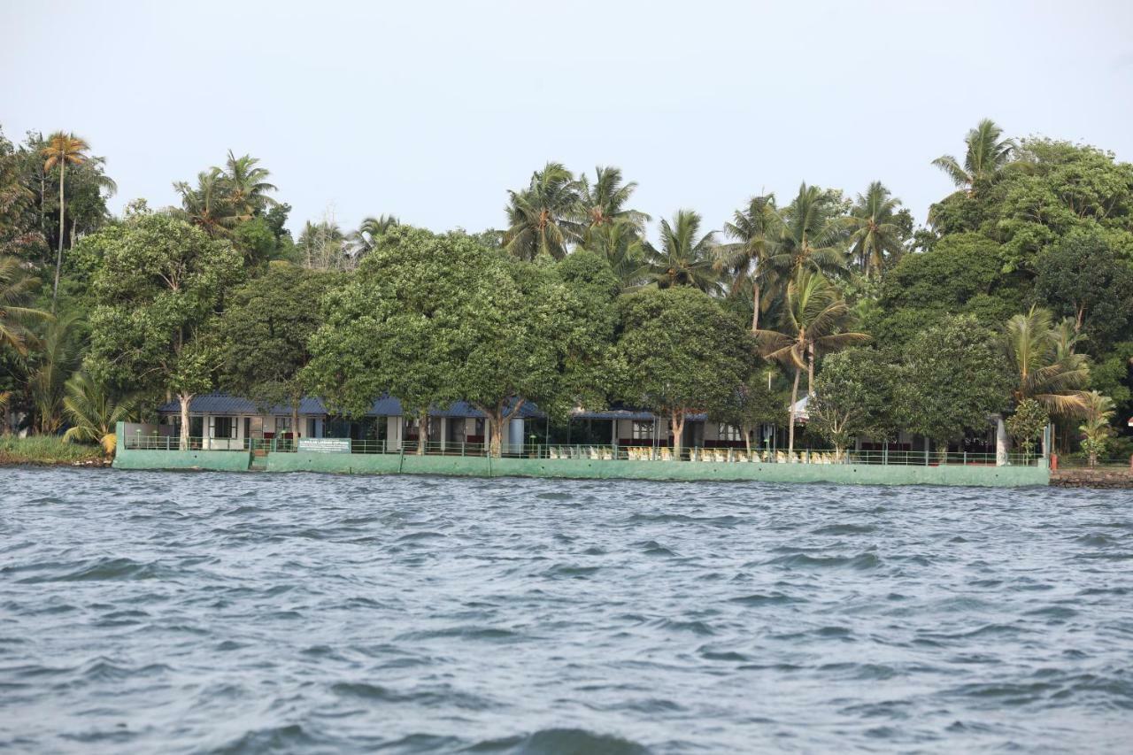Illikkalam Lakeside 3*